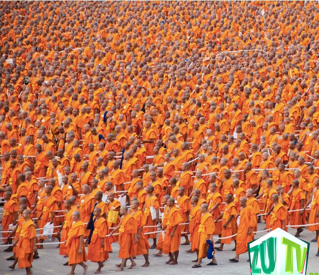 PROVOCARE: Găseşte-l pe Drake printre călugării budişti!