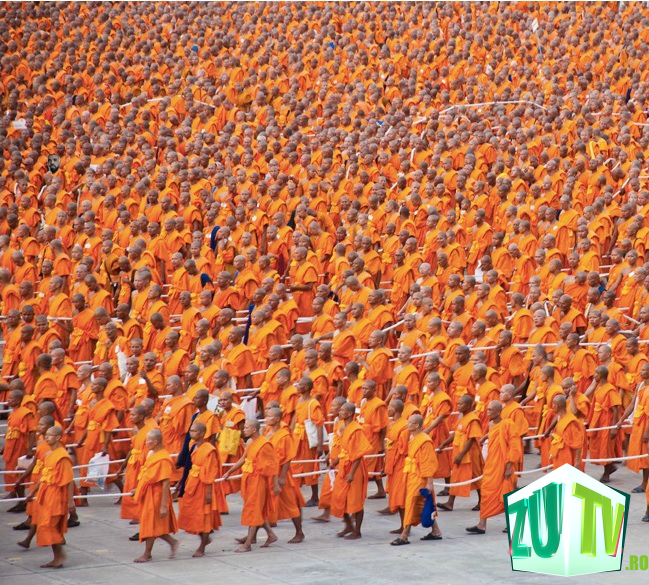 PROVOCARE: Găseşte-l pe Drake printre călugării budişti!