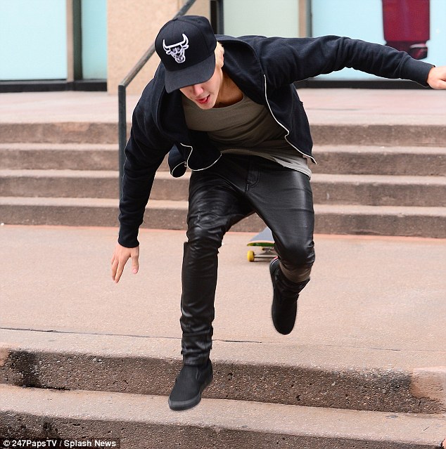 VIDEO: Justin Bieber și-a luat cea mai nasoală căzătură EVER!