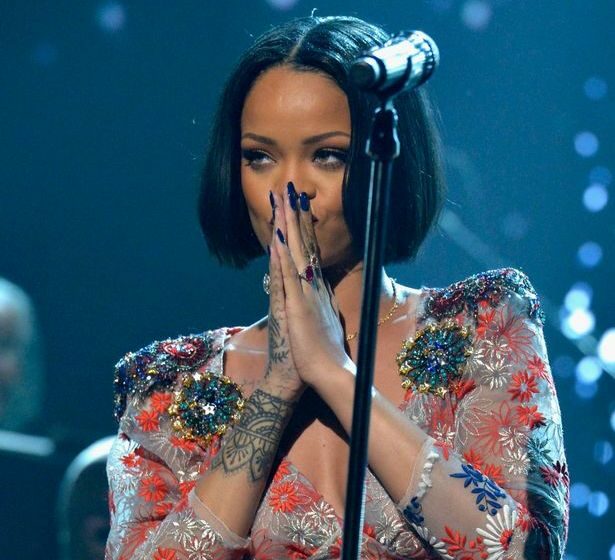 VIDEO: Rihanna a izbucnit în lacrimi pe scenă. Uite ce a făcut-o să plângă!