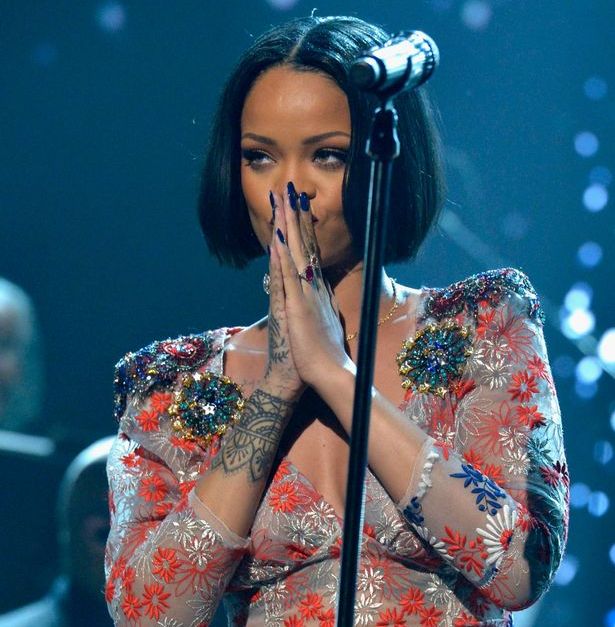 VIDEO: Rihanna a izbucnit în lacrimi pe scenă. Uite ce a făcut-o să plângă!