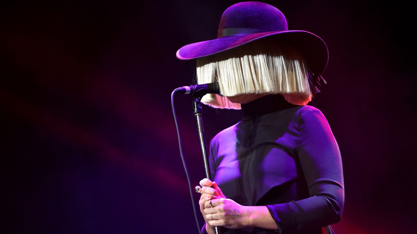 FOTO OMG: Sia și-a arătat fața din greșeală, în timpul unui concert
