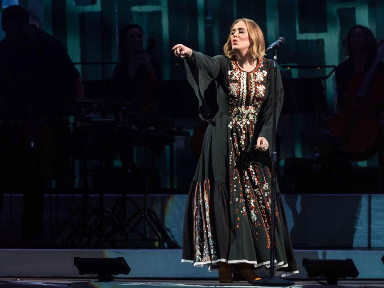 Adele și-a depășit recordul de înjurături, iar fanii au taxat-o