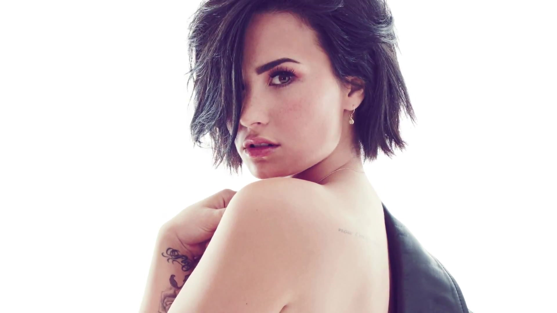 FOTO: Demi Lovato își promovează noul single cu o fotografie topless