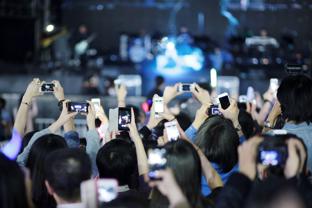 OMG! Cine are Iphone nu va mai putea filma la concerte