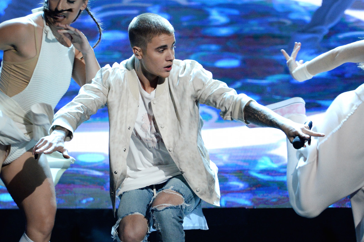 VIDEO: Justin Bieber a căzut pe scenă a treia oară în turneul Purpose