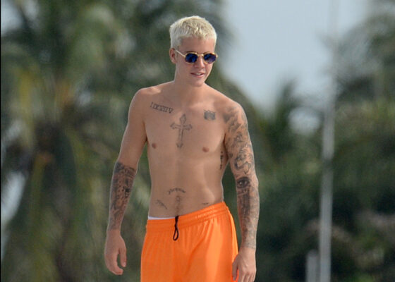 FOTO: Justin Bieber s-a făcut de râs. Uite cum a apărut la plajă!