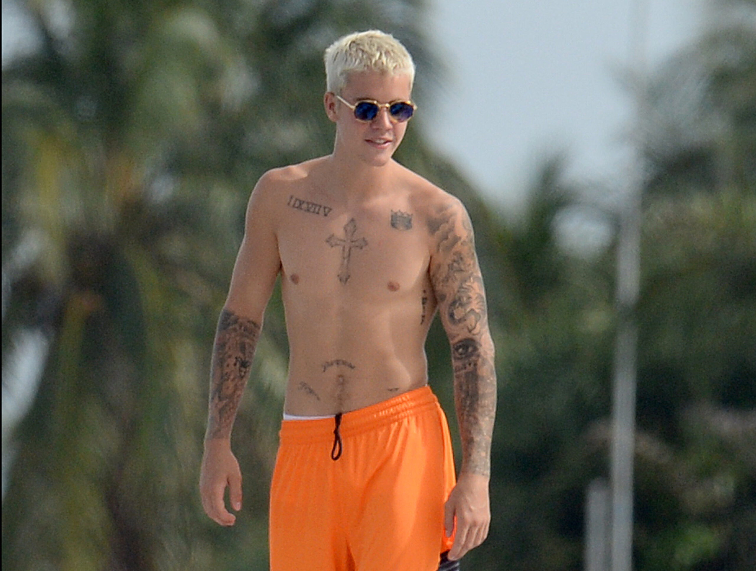 FOTO: Justin Bieber s-a făcut de râs. Uite cum a apărut la plajă!