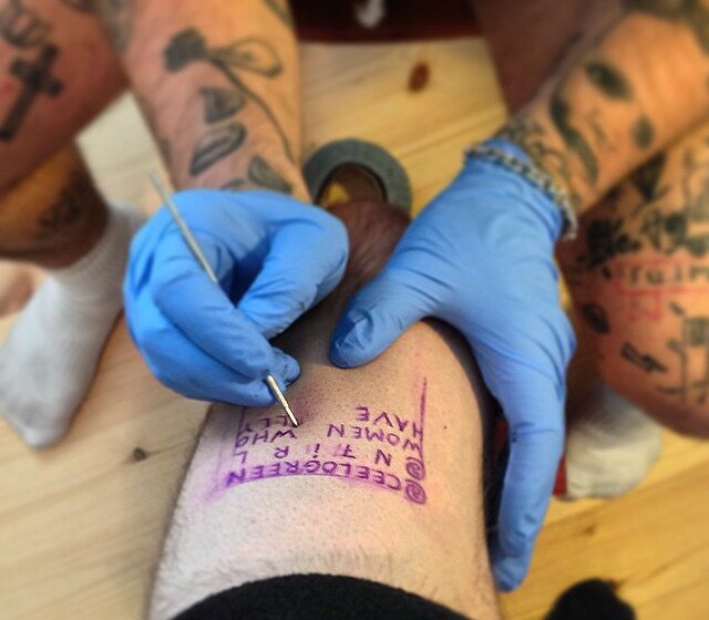 OMG! Tipul ăsta și-a tatuat cele mai penibile mesaje de pe Twitter ale celebrităților