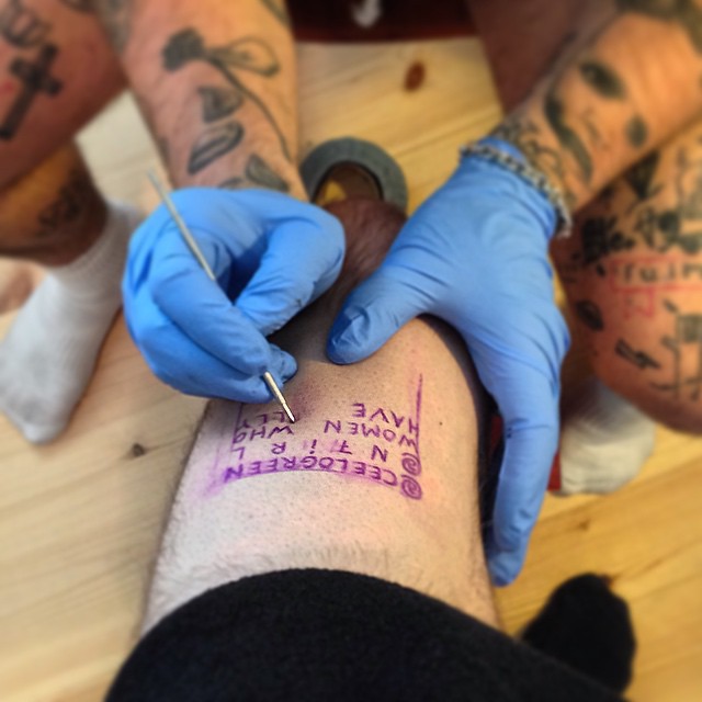 OMG! Tipul ăsta și-a tatuat cele mai penibile mesaje de pe Twitter ale celebrităților