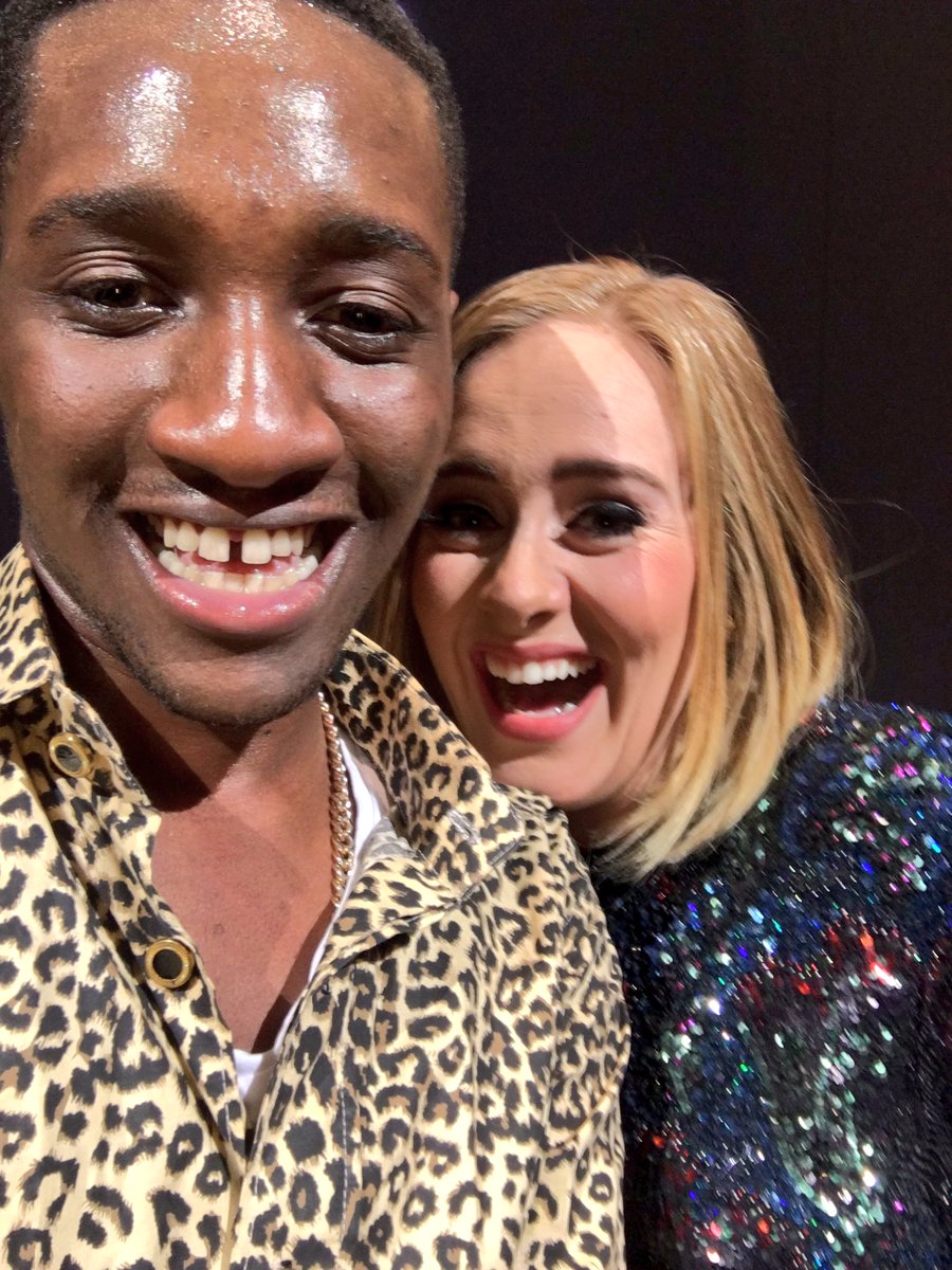 VIDEO: Adele a sărutat un fan, în timpul concertului. Reacția lui e epică!