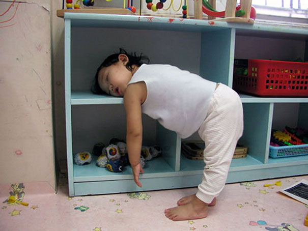 TOP 11 imagini care demonstrează că un copil poate dormi ORIUNDE