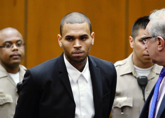Chris Brown poate ajunge la închisoare. I-a pus pistolul la tâmplă iubitei lui