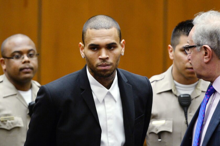 Chris Brown poate ajunge la închisoare. I-a pus pistolul la tâmplă iubitei lui