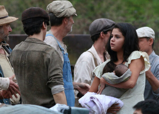 VIDEO: Selena Gomez e însărcinată, iar James Franco o ajută să nască