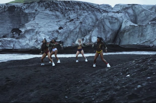 Major Lazer a mai lansat un videoclip pentru Cold Water. E mai tare decât primul?