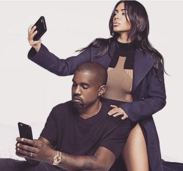 Kim Kardashian a bătut recordul la selfie-uri. Câte a putut să-și facă în patru zile