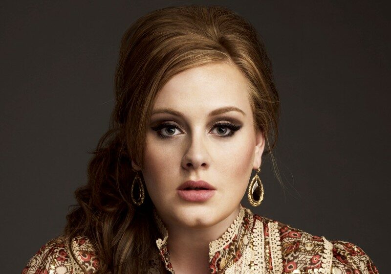 Deşi e milionară, Adele e disperată să facă facultate