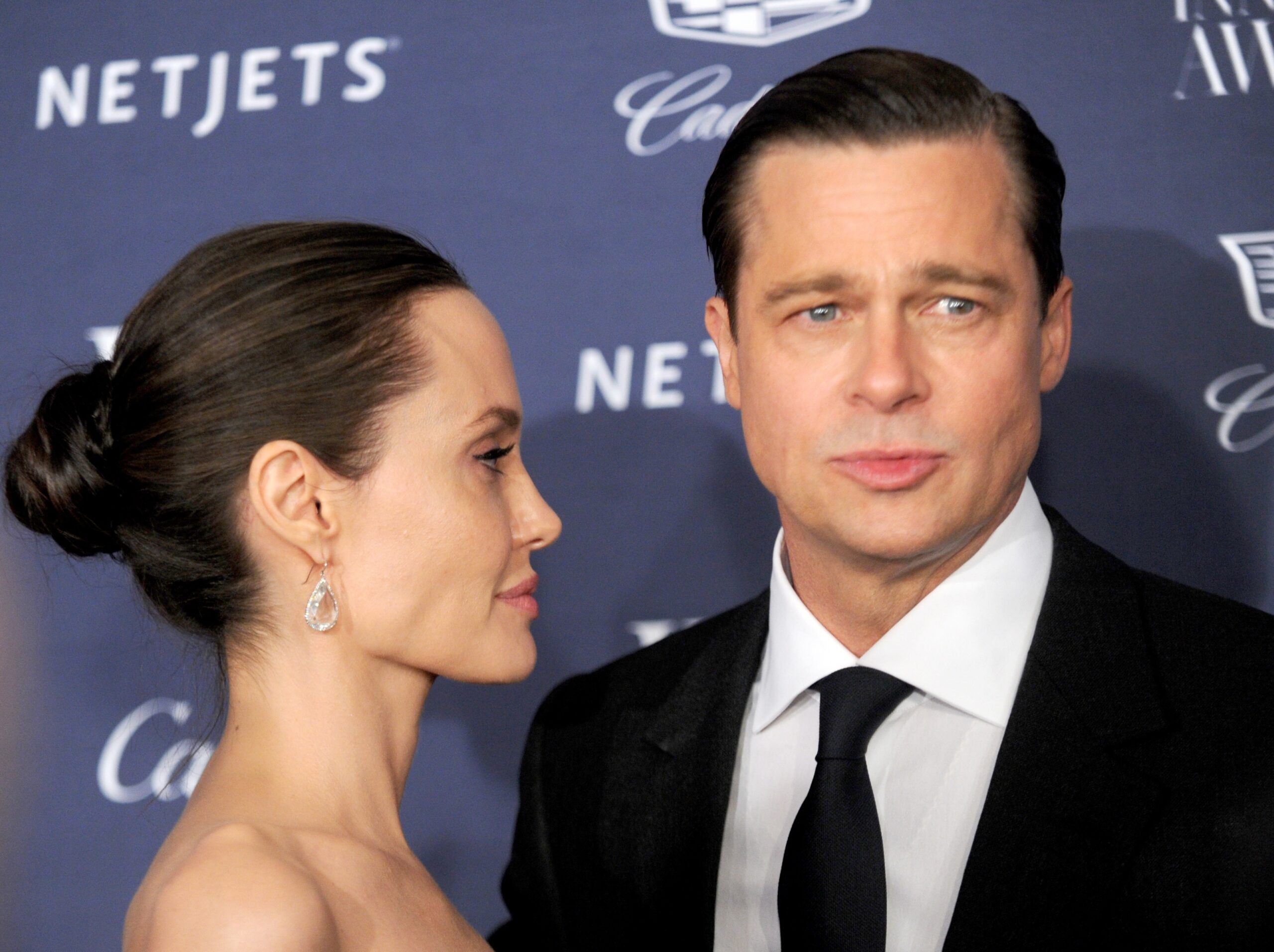 Angelina Jolie DIVORŢEAZĂ de Brad Pitt şi Internetul a luat-o razna cu GIF-uri cu Jennifer Aniston