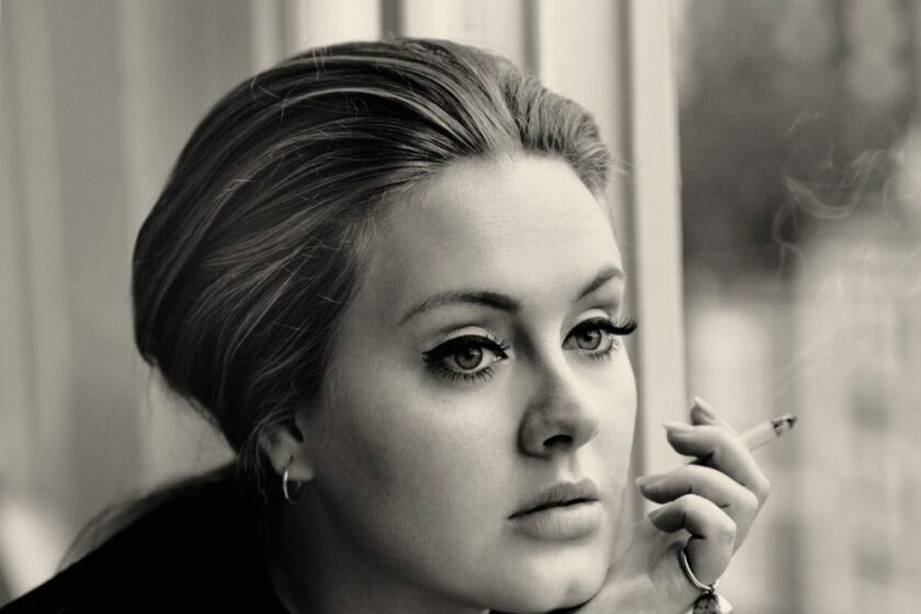 OMG! Adele regretă că s-a lăsat de fumat