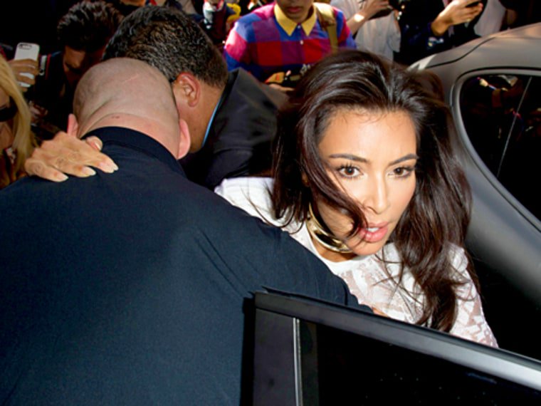 VIDEO OMG: Kim Kardashian a fost pupată în fund de un bărbat pe stradă