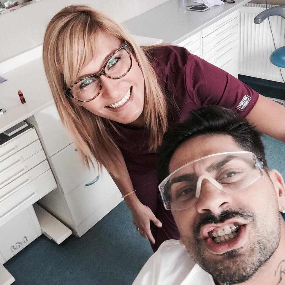 TOP 3 cântăreţi români care au purtat aparat dentar