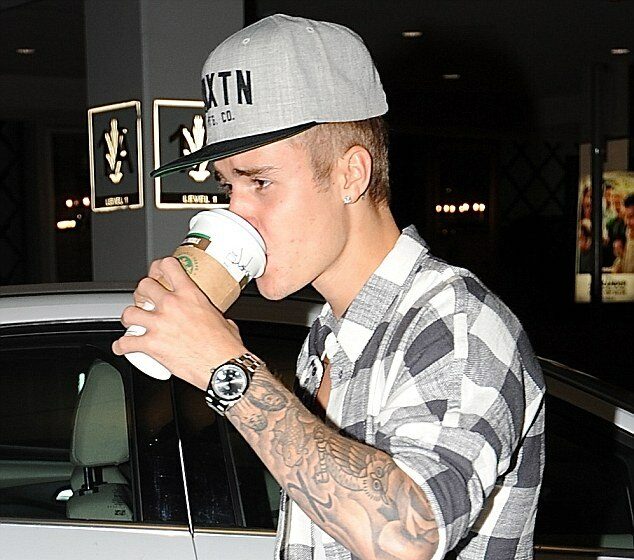 Vrei să cumperi paharul din care a băut Justin Bieber? Uite cât costă!