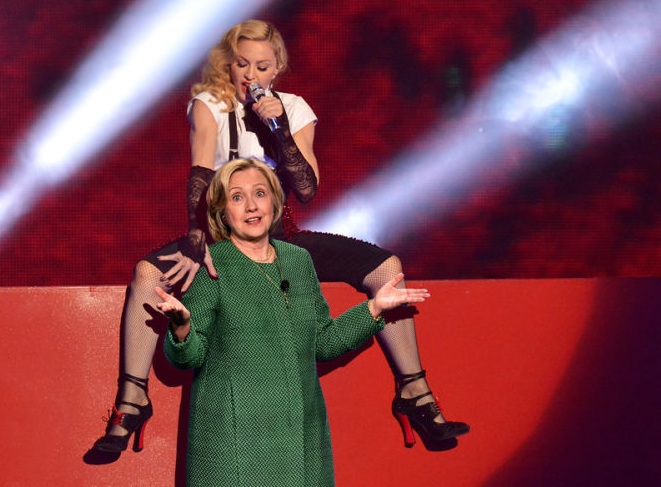 WTF! Madonna şochează din nou. Ce le-a promis fanilor, dacă votează cu Hillary Clinton