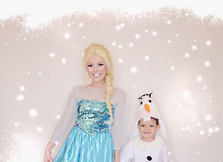VIDEO: Elena Gheorghe te învață să te transformi în Elsa. Băiețelul ei e Olaf!