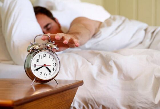 Un român a dat din greșeală ceasul înapoi cu 10 ore în loc de o oră și este încă în weekend!