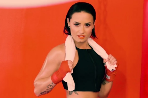 VIDEO: Nu te pune cu Demi Lovato! L-a pus la pământ pe Sylvester Stallone cu o lovitură