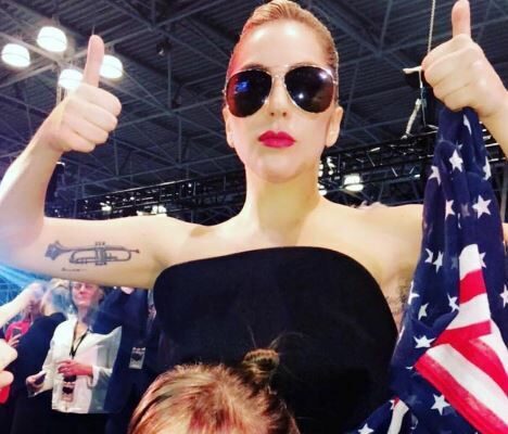 OMG! Lady Gaga protestează faţă de alegerea lui Donald Trump la Casa Albă