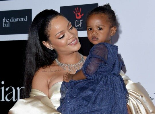 FOTO OMG: Rihanna s-a fotografiat GOALĂ, alături de nepoata ei, și a scandalizat pe toată lumea