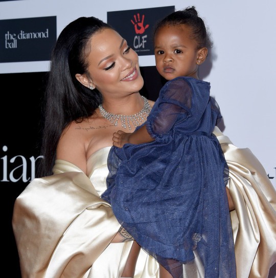FOTO OMG: Rihanna s-a fotografiat GOALĂ, alături de nepoata ei, și a scandalizat pe toată lumea