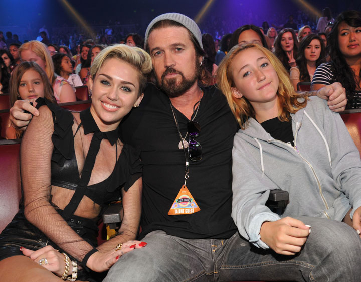 Știai că Miley Cyrus are CINCI frați și surori? Uite cum arată și cu ce se ocupă!