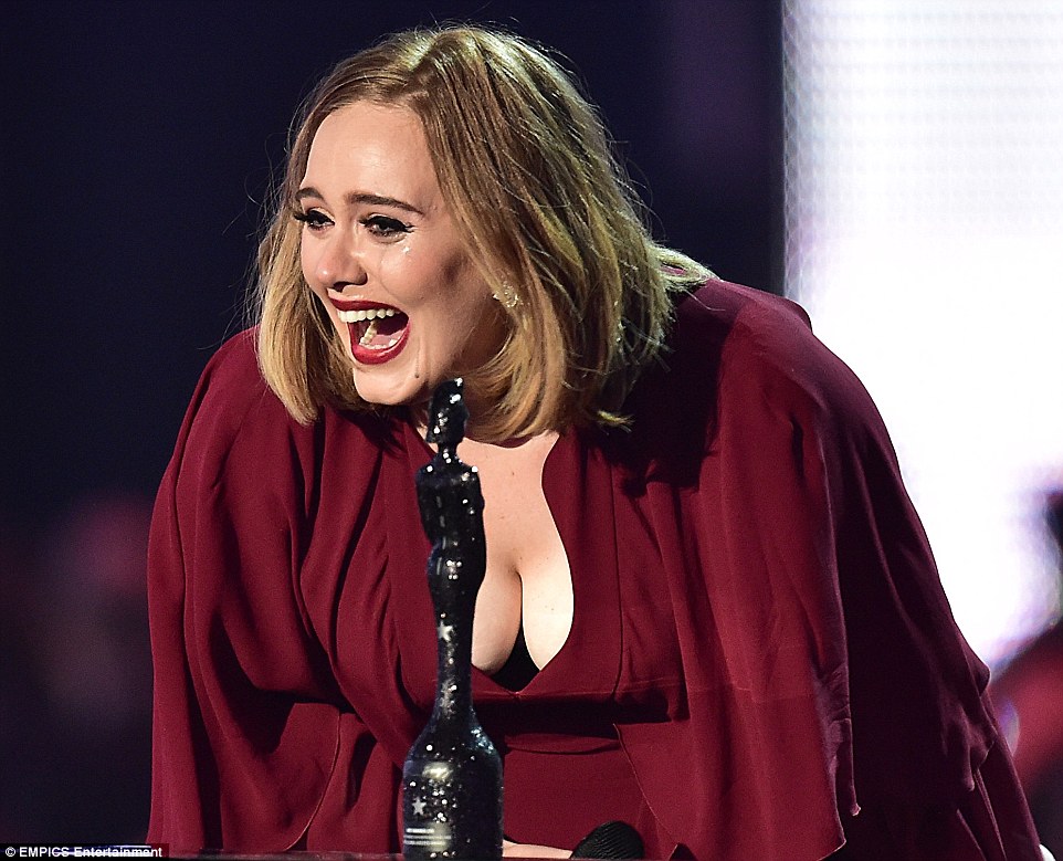 VIDEO OMG: Adele a fost atacată de un liliac. Trebuie să vezi cum a reacționat!