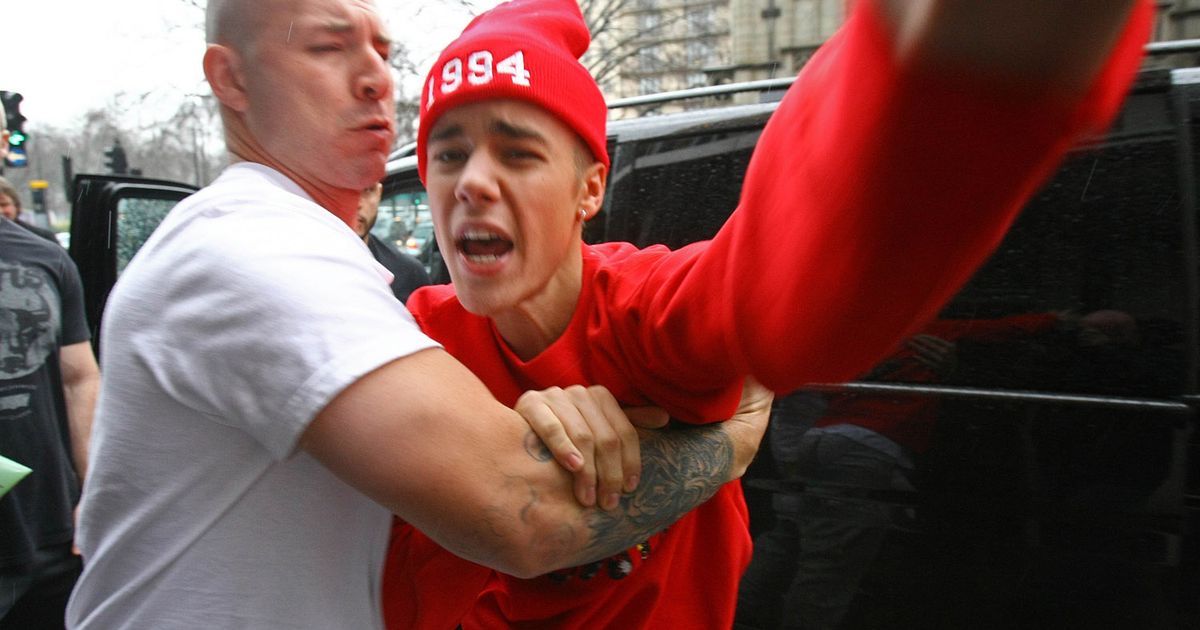 VIDEO OMG: Justin Bieber i-a spart fața cu pumnul unui fan