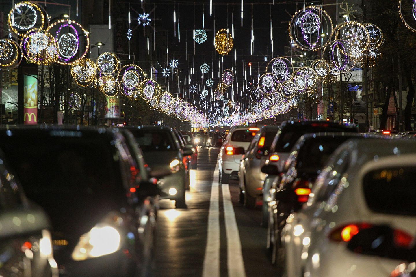 TOP 7 cele mai tari GLUME despre aprinderea luminițelor de sărbătoare din București!