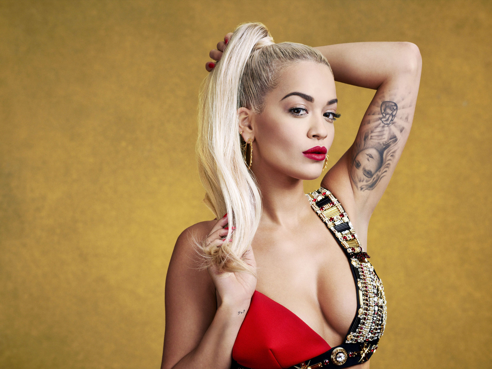 VIDEO HOT: Rita Ora s-a dezbrăcat în cea mai sexy campanie de Crăciun