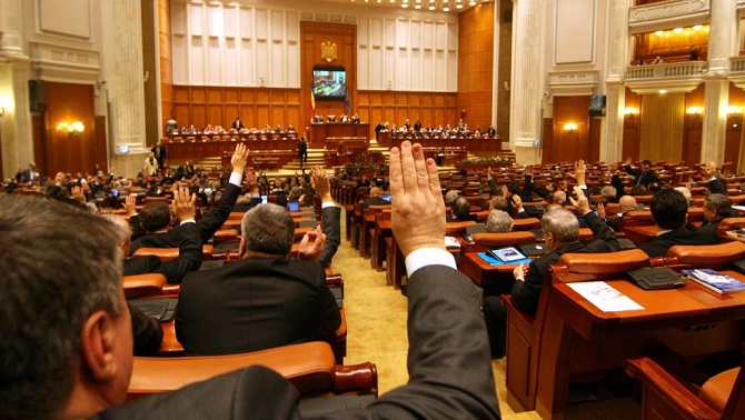 Politicienii care au picat la alegeri vor să intre in Parlament pe locuri cu taxă sau la fără frecvenţă
