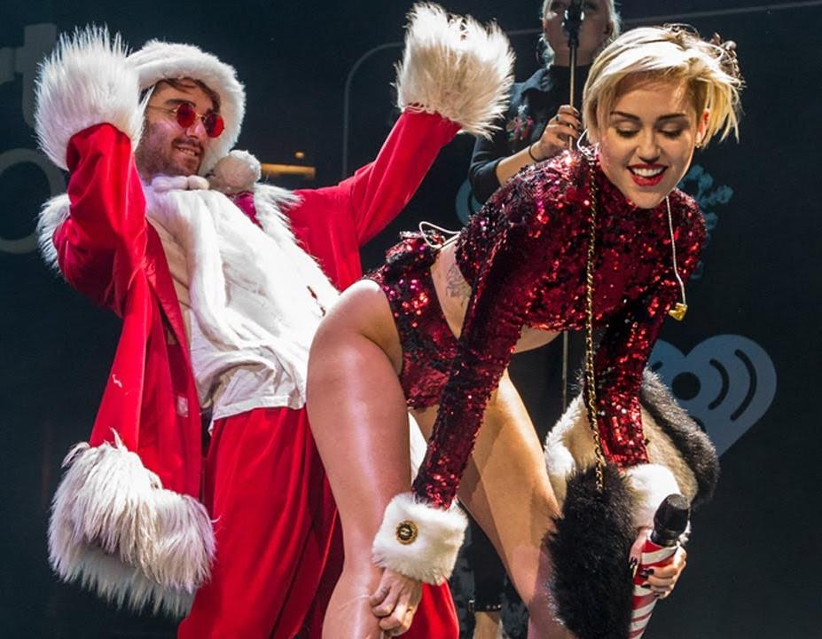 WTF! Miley Cyrus s-a transformat în Crăciuniţă şi are un mesaj DUBIOS de Crăciun