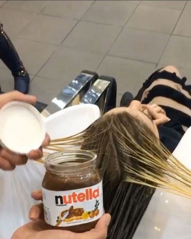 VIDEO. Un stilist vopseşte părul cu cremă de ciocolată. Rezultatul e YUMMY!