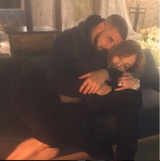 VIDEO: J. Lo și Drake nu se mai ascund. S-au sărutat pasional, de față cu toată lumea