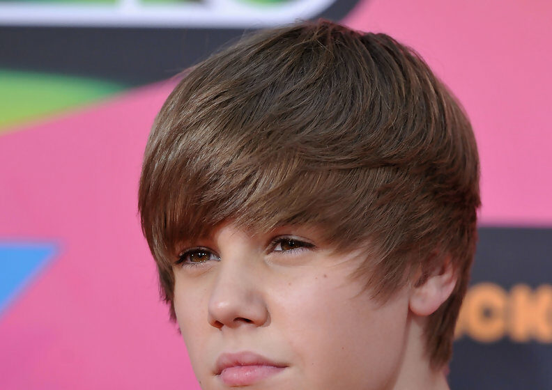FOTO: Justin Bieber a revenit la freza care l-a consacrat. Îi stă bine?