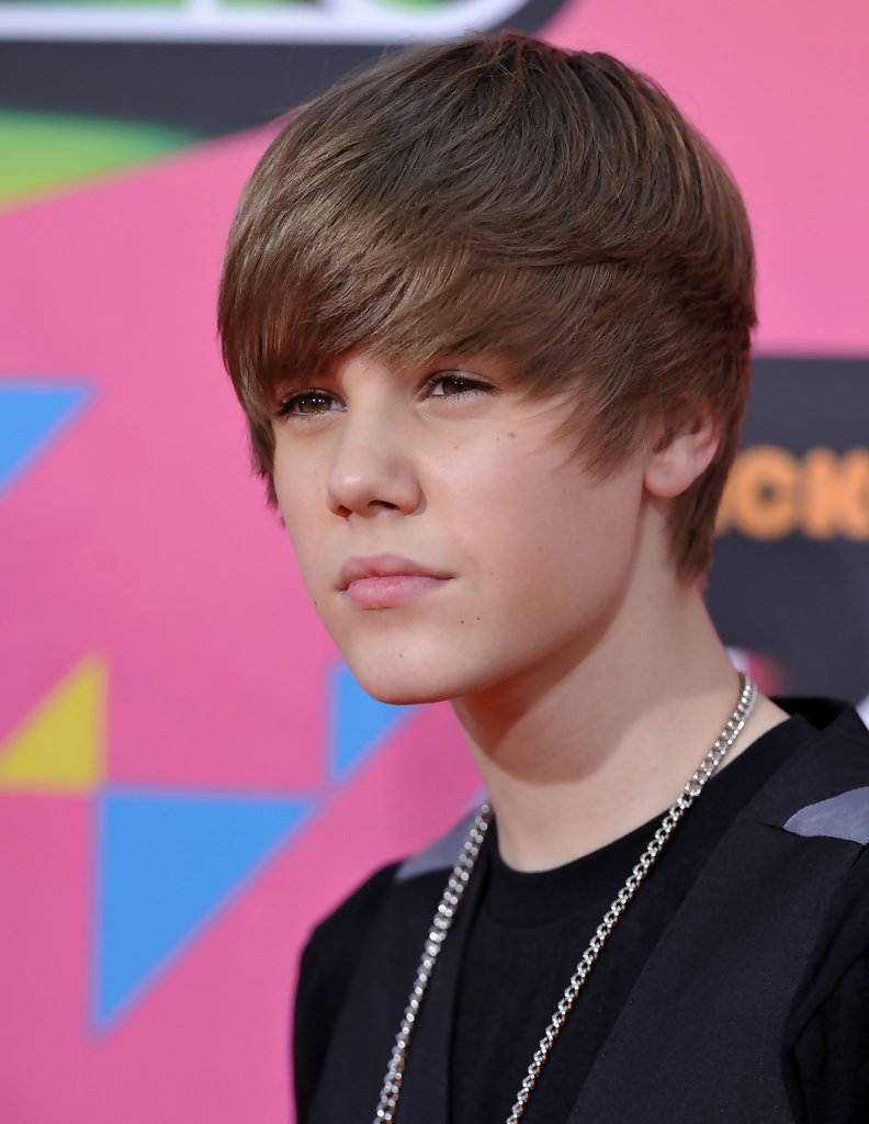 FOTO: Justin Bieber a revenit la freza care l-a consacrat. Îi stă bine?