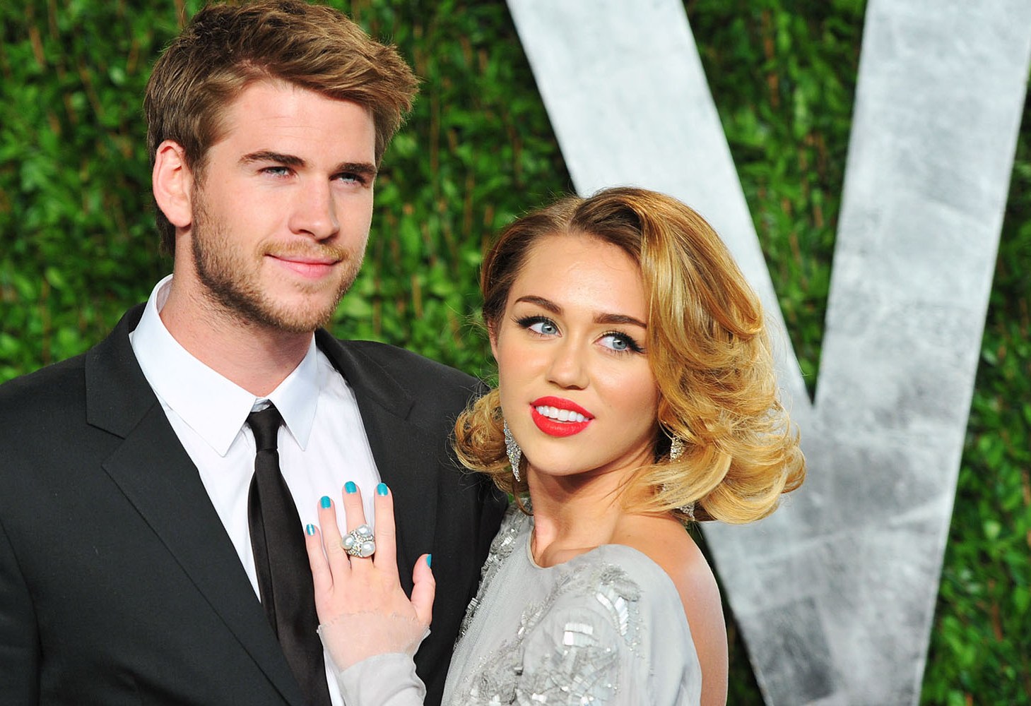 OMG! Miley Cyrus şi Liam Hemsworth s-au căsătorit în secret! Uite cum a arătat mireasa!
