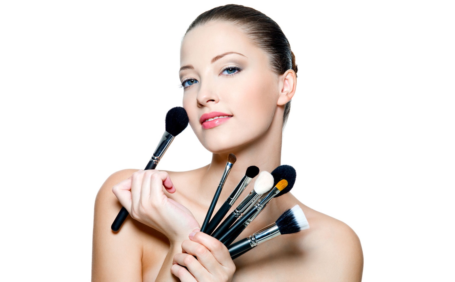 TOP 5 trucuri de makeup care te vor face să pari şi mai frumoasă