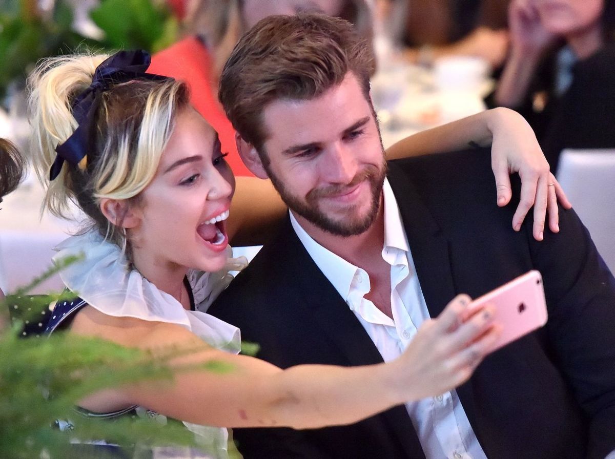 OMG! Miley Cyrus a dat petrecere cu MARIJUANA de ziua iubitului ei