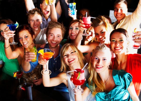 11 oameni pe care nu ai vrea să îi întâlneşti la un party