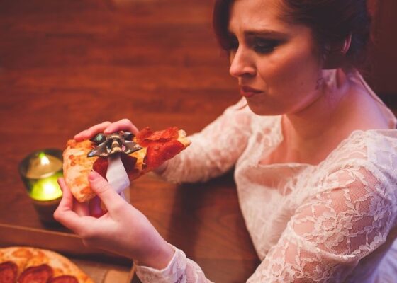 Cele mai BIZARE „cupluri” EVER. Cum să te măriţi cu o… PIZZA?